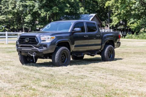 Front Bumper Hybrid with 9500-Lb Pro Series Winch and 20 Inch LED Light Bar 16-22 Toyota Tacoma 4WD Rough Country