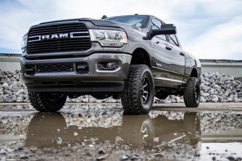 2.5 Inch Ram Leveling Kit w/ V2 Shocks Coil Spring For 14-Up 2500/3500 4WD Rough Country